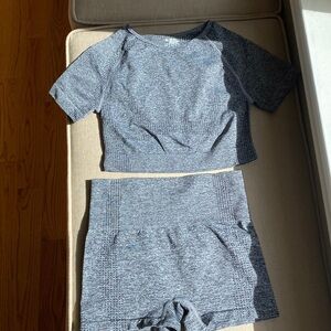2 Piece Seamless Workout Set - Shorts and Short Sleeve Crop Top NEW MEDIUM